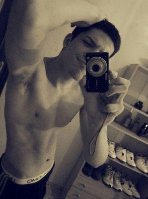 23 || Miro porno, me gusta el maní y la coca me da hipo || Soy tripolar #Nostálgico #Inmaduro #MedioDepravado Amo los 80's || #Piscis♓ FB:Jonathan Man Utd