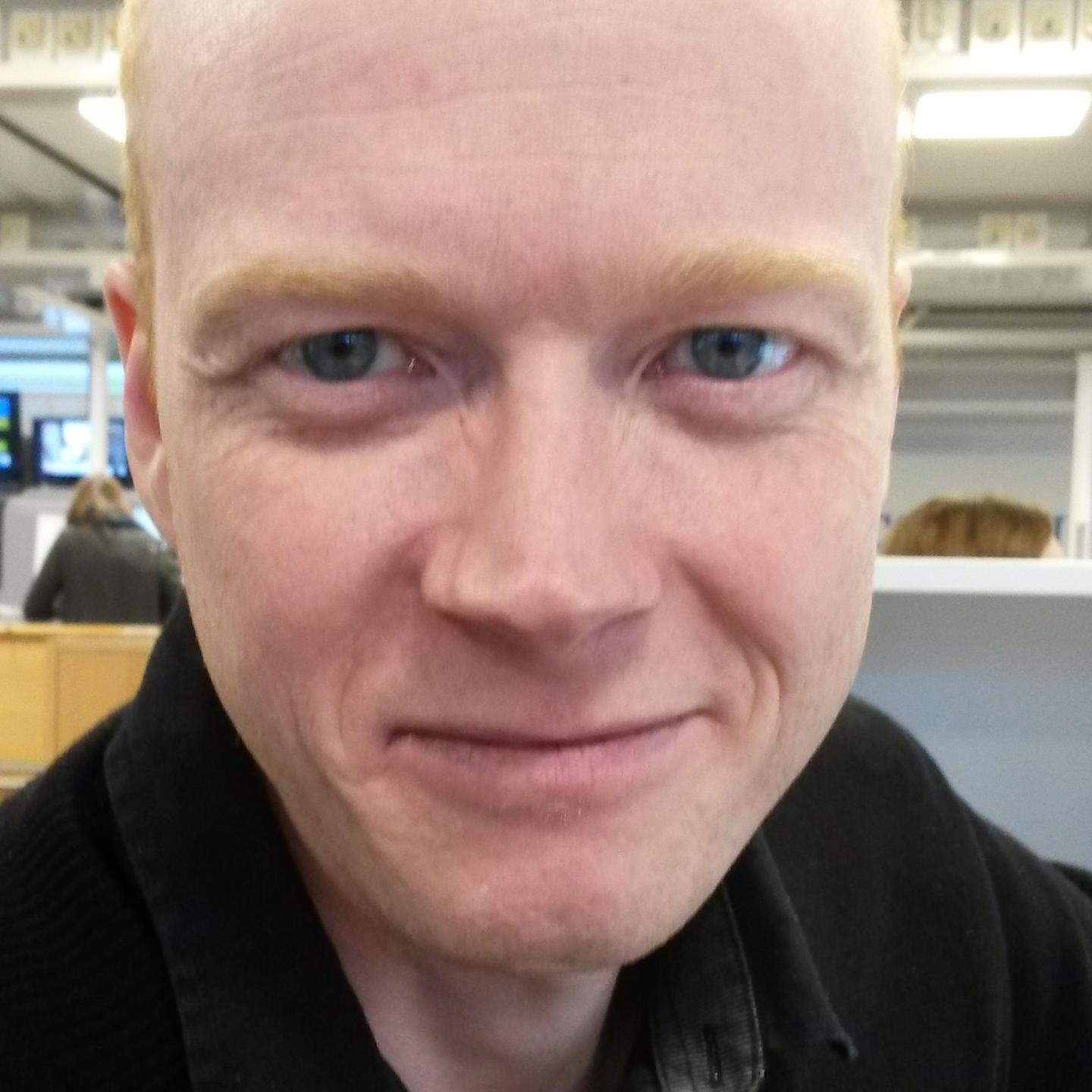 Journalist på Corren sedan 1997. Inriktad på kriminaljournalistik och försvarsfrågor.