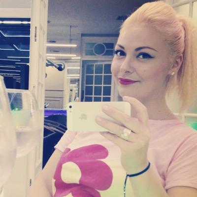 Estoy en  @LaVidaRubia con amor ^_^
