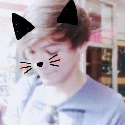 please follow @prettykidtommo she gave you this free follow!! have a great day :))