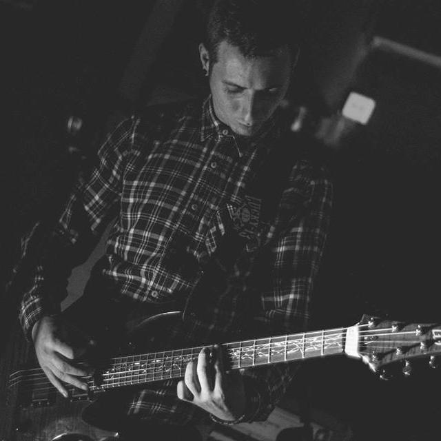 Guitarra y voces en True Enemy