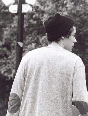 loving can hurt sometimes •{1D}•                                                              Writing 'Runaway'→Harry Styles