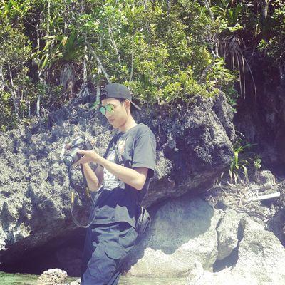 Aku hanyalah cahaya lilin yg redup, yg tak mampu menerangi dan mengubah dunia tapi dengan nyala lilin yg redup ini aku mampu menunjukkan beda gelap dan terang