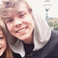 ashton irwin || «[...] Sei la cosa più bella per me.. ci ho perso la testa per te..»