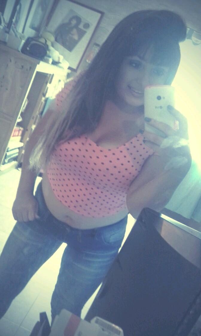 Soy Lourdes, Tengo 16 años 
Soy Fan de Simon Gaete♥-♥
Amo Ver The walking Dead Osea pasion♪
Me gusta jugar futbol Bailo Brasilero etc