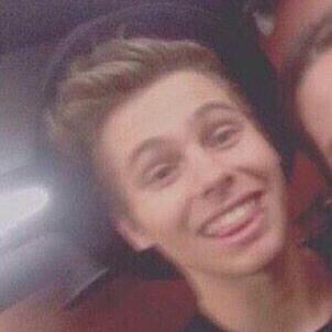 follow my main @funkrockhemmo if ya like ❤️ ily