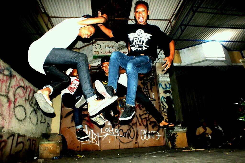 Follow aja dulu, kali aja dapet pahala:D