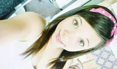 Ta ai uma menina divertida no mesmo tenpo groça . Adoro PIZZA amuuu coca-cola 3