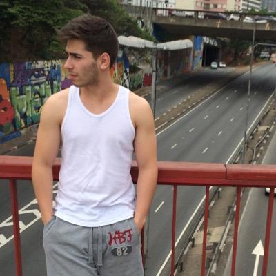 De repente, a gente vê que perdeu Ou está perdendo alguma coisa. (Cazuza)