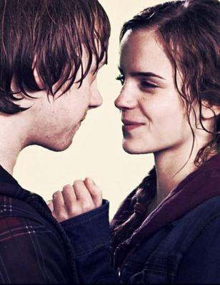 Sou apaixonada pelo Rony e pela Hermione desde pequena e também sou muito fã da Emma e do Rupert. Sigo todos que me seguirem! Romione pra sempre