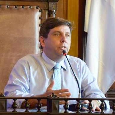 Sou bancário, sindicalista, economista e vereador da cidade de Petrópolis. Pauto o meu mandato na defesa do meio ambiente e do desenvolvimento sustentável.
