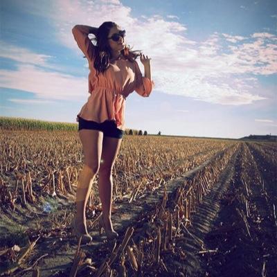 Annilenux's profile picture. Me rento para bodas y quinceaños, se bailar la macarena y el payaso de rodeo, con tacones ^.^  so call me maybe!