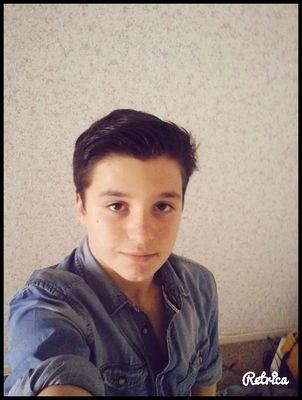Salut moi c' est Anthony ! adepte de minecraft, COD, skateboard. Voilà ça c' est tout moi.