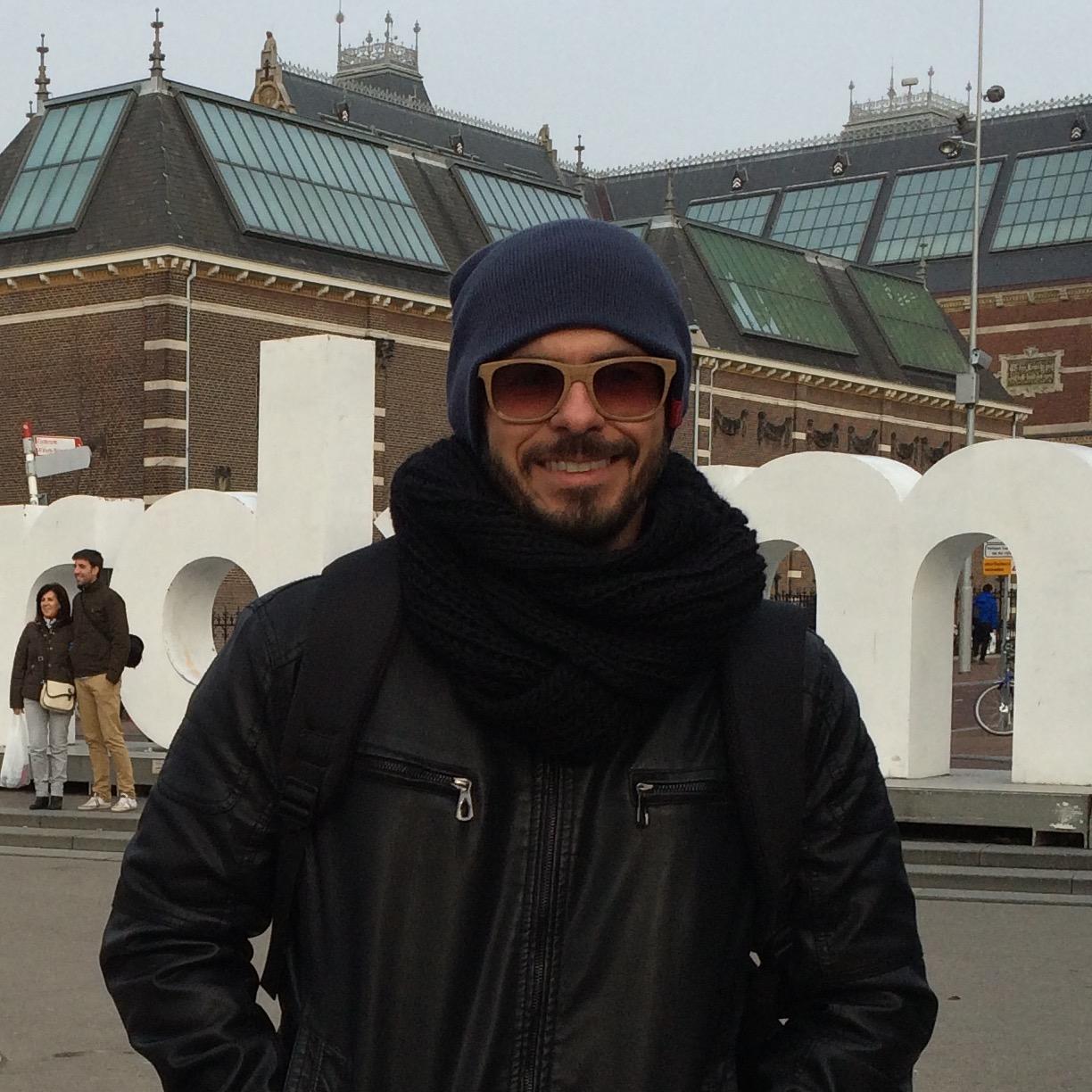 gui_brambilla's profile picture. :EU TENHO O PÉ NO CHÃO... MAS A CABEÇA, EU GOSTO QUE AVOE Wally Salomão