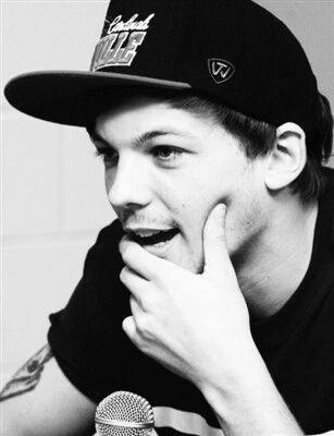 PLEASE HELP ME TO RT MY FIRST TWEET SO LOUIS WILL NOTICE ME AND HELP ANOTHER FAN OUT ✨