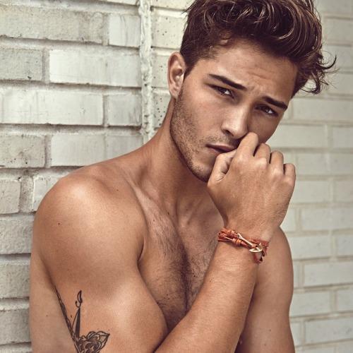 19.Marcos. Tengo 3 hermanos. vivo solo para ella.  Andre, mi razon de existir, mi vida entera. Enamorado locamente de ella. Papa ♥♥ Casado