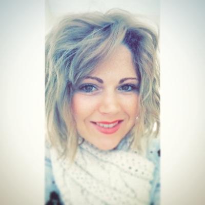 Ash blonde, Brown eyes, uni student, 5ft6 ✌️