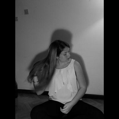 cuenta alternativa @lau_syelmo 
Que si puedo mirar hacia algún lado, sea a través de ti