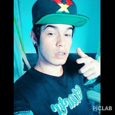 cara amarrada com o boné pra trás cheio de marra e cheio de estilo ✌