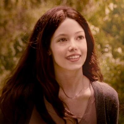 The daughter of #BellaSwan and #EdwardCullen. I'm imprinted on by #JacobBlack, so he's mine. [21+ Mature Content][Literate][Descriptive] Owner|Admin of #TFG