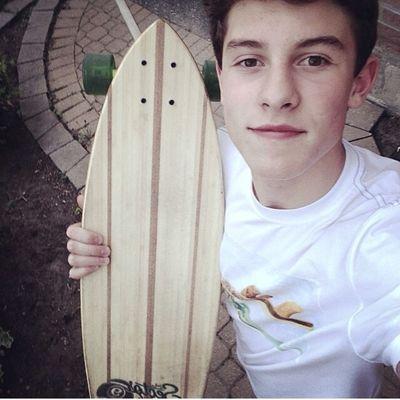 I play on more than just guitar strings.
[Gay/FL/RP] 
#PreorderHandwrittenOniTunes