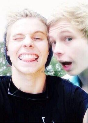 Aquamarin♥♥♥♥ is my favorite youtuber♥♥ and i love 5SOS/emblem3, Aquamarin Follows 28/11/14♥♥ thank you so much you are my Life