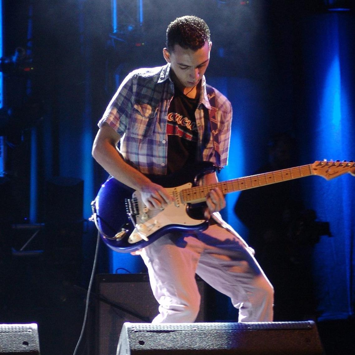 Guitarrista en @LSDG_LSDG (La Sonrisa del Guirre)  #Música.