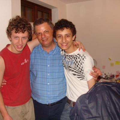 Feliz com uma família abençoada por Deus.