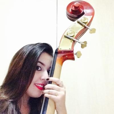 Contrabaixista, fanática por filmes, séries e games. Snap: bratacheski Goiânia/Brasil