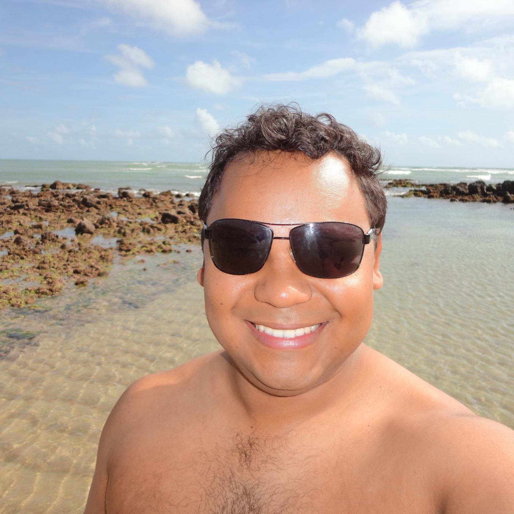 Marido, pai, engenheiro, cinéfilo, aprecio bastante futebol, amante da família e servo do Deus altíssimo.