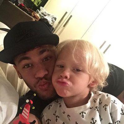 O que sinto é amor que ultrapassa o eterno! @neymarjr Since:16/11/11 Dona: @carina_paiva96