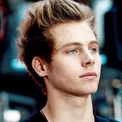 follow @changemymuke for dms to 5/4 turn her notifications on cause she does daily dms to 5sos :)