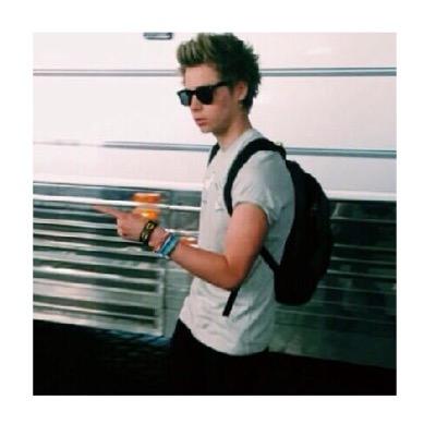 follow @changemymuke for dms to 5/4 :) turn her notifications on cause she does daily dms to 5sos