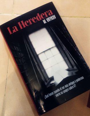 Escritora apasionada de la vida. Autora de La Heredera ¿Qué hacer cuando el ser más antiguo y poderoso vierte su sangre sobre ti? Contacto m.vrykova@yahoo.com