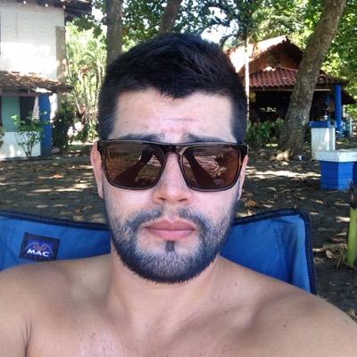 Fútbol, cine pero antes todo amigos y familia.
Ingeniero civil, construccion