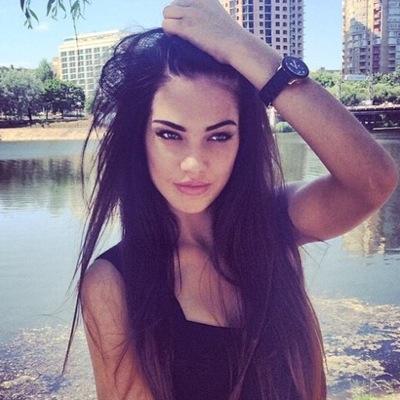 Good girl, bad habits. Muggleborn. || Sixth year, Gryffindor. Any era. 18+|| {Read full bio, please.}