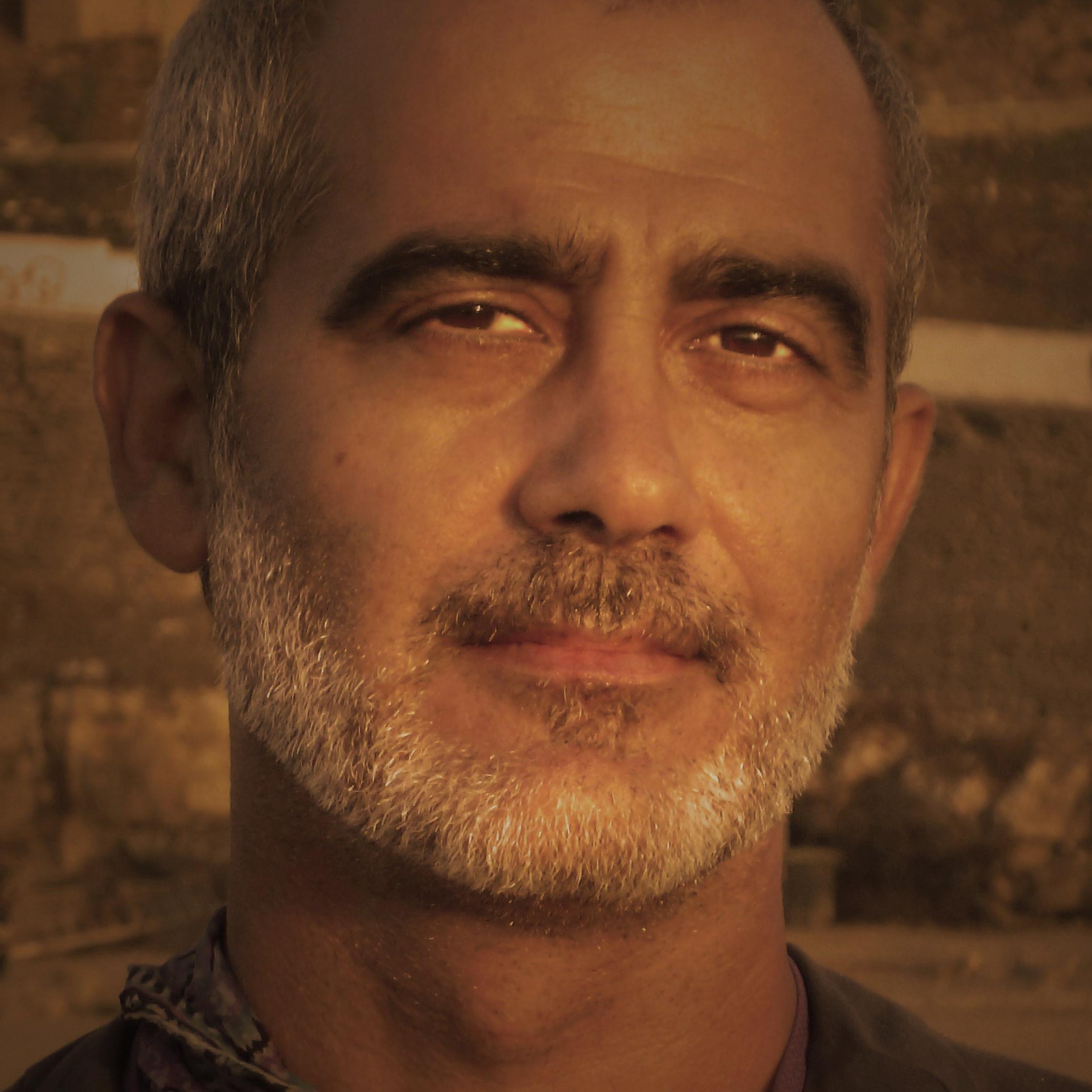 Periodista. Documentalista y editor.  «Hacer lo útil, decir lo justo y contemplar lo bello es bastante para una vida de hombre».