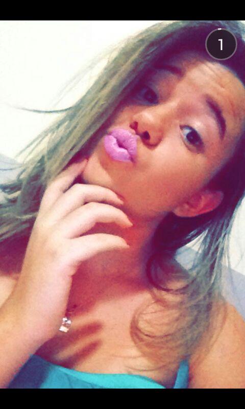 uma menina com um jeito de mulher