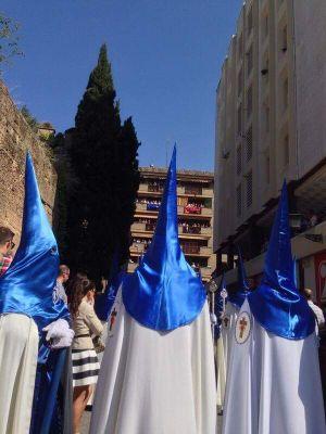 SEVILLANO, Y DE SAN JULIAN, POR MOTIVOS DE TRABAJO FUERA DE ESPAÑA, A TRAVES DE ESTO PUEDO VER COMO CRECE MI HERMANDAD..SALUDOS