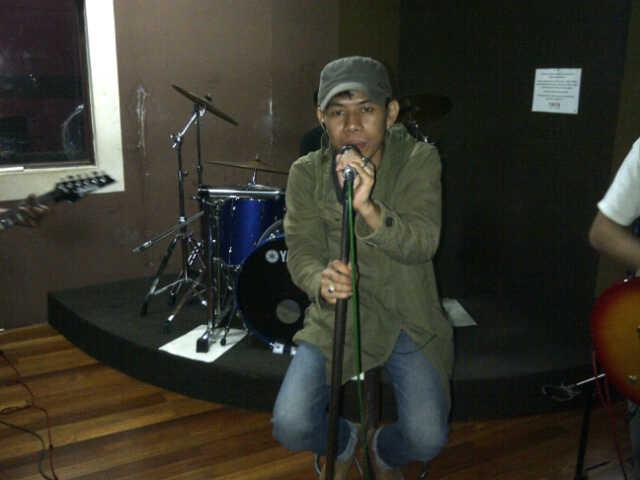 Vocalis dari band @the_Homsyah..!!!Kekurangan kepercayaan kepada diri sendiri sering kali mnjadi sebab kegagalan manusia..!!