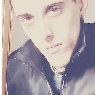 hola soy taro ikume,cantante y bailarín de SK3 sigan estas cuentas de instagram @taroikume_oficial y @sk3_oficial