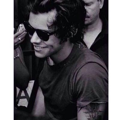 I FOLLOW YOU SO FOLLOW @pezzlinson AND RT THIS PLEASE https://t.co/QcWdk5gKcr