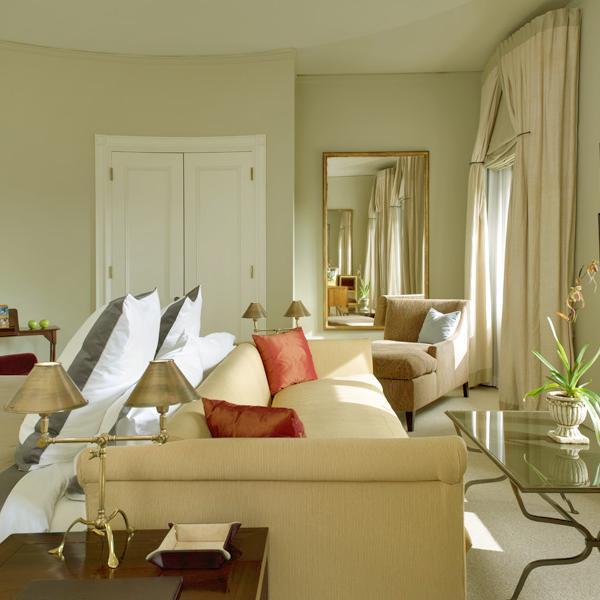 19 sophisticated & luxurious rooms & suites complemented by antiques & custom design, nestled on 22 acres surrounded by pristine lakes & rolling mountains.