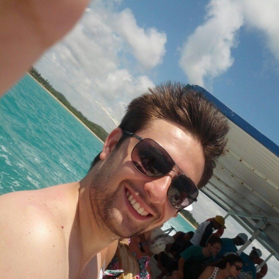 Publicitário, Corinthiano, uma pessoa do bem, alegre e feliz, gosto das coisas simples da vida, e de um futebol com os amigos .