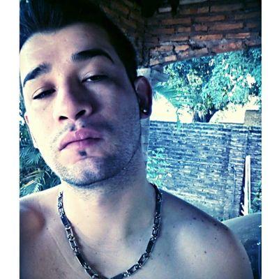 Muy sincero y franco. Modelo, cantante y futuro periodista. Un paraguayo que quiere manifestar su pensamiento al mundo.
