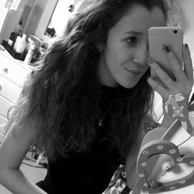 karisharvey_'s profile picture. if you're reading this, there's a 99% chance I hate you :))