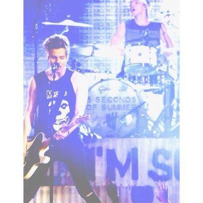 I wish that I could wake up with amnesia And forget about the stupid little things #5SOS