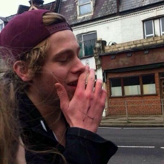 beautiful scars on critical veins 0/4 5sos   
band/4 hv