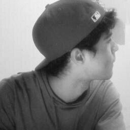 Paulistano/ Corinthiano/ escorpiano/ amigos/ Twitter/ futebol/ skate/ Legal/ feio. mais alguma coisa? #follow =D