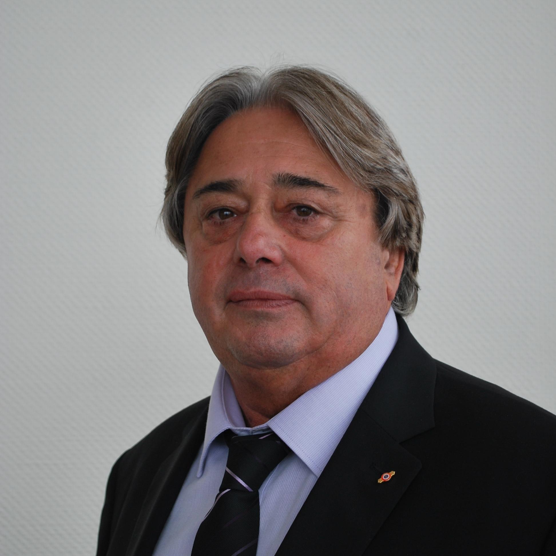 Ex ...de Conseiller municipal , Membre du bureau des anciens combattants, Correspondant défense , et Turfiste dans l'âme surtout en trot . JIEL.